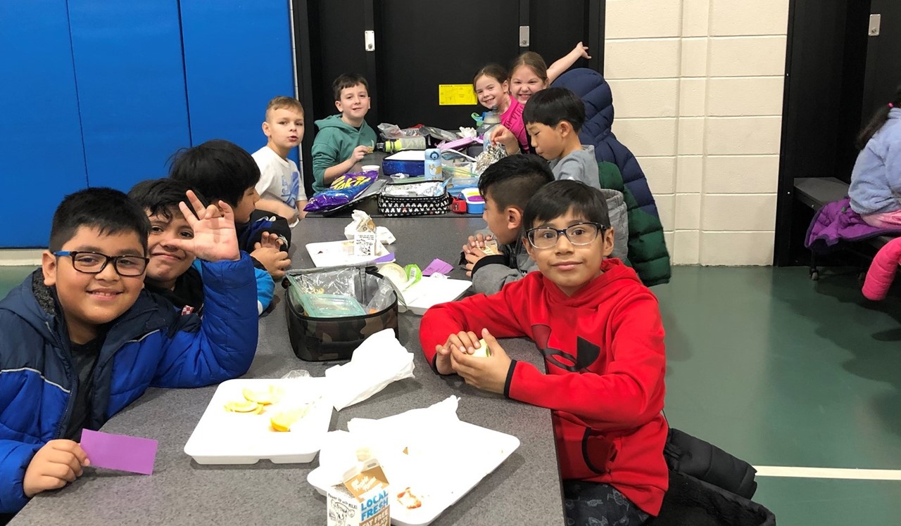 Students eating lunch in the lunchroom.